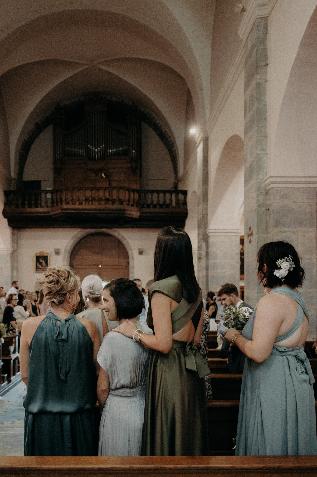les mariés dans un verger en fleurs domaine saint loup