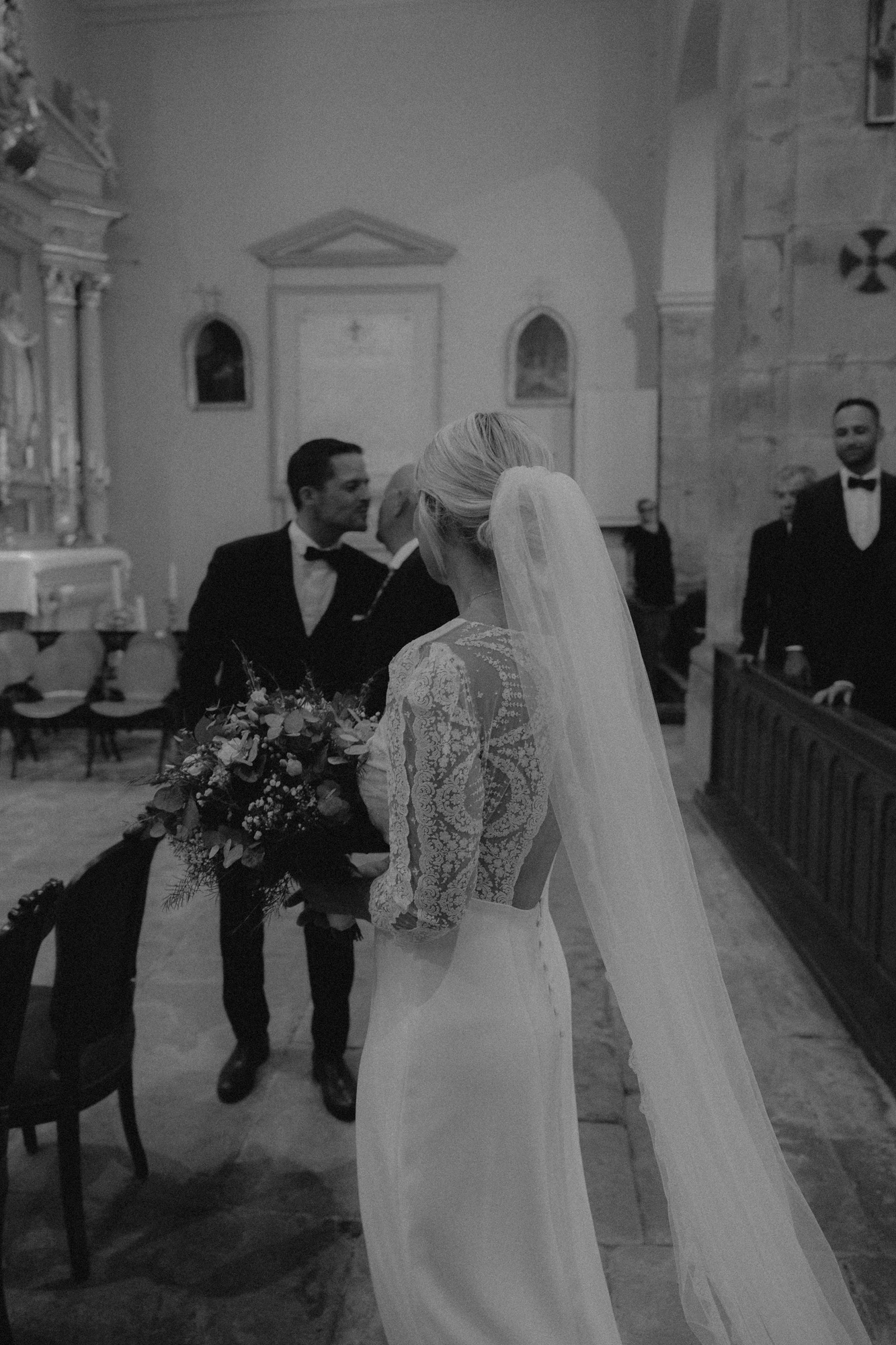 les mariés tête à tête dans un verger en fleurs domaine saint loup