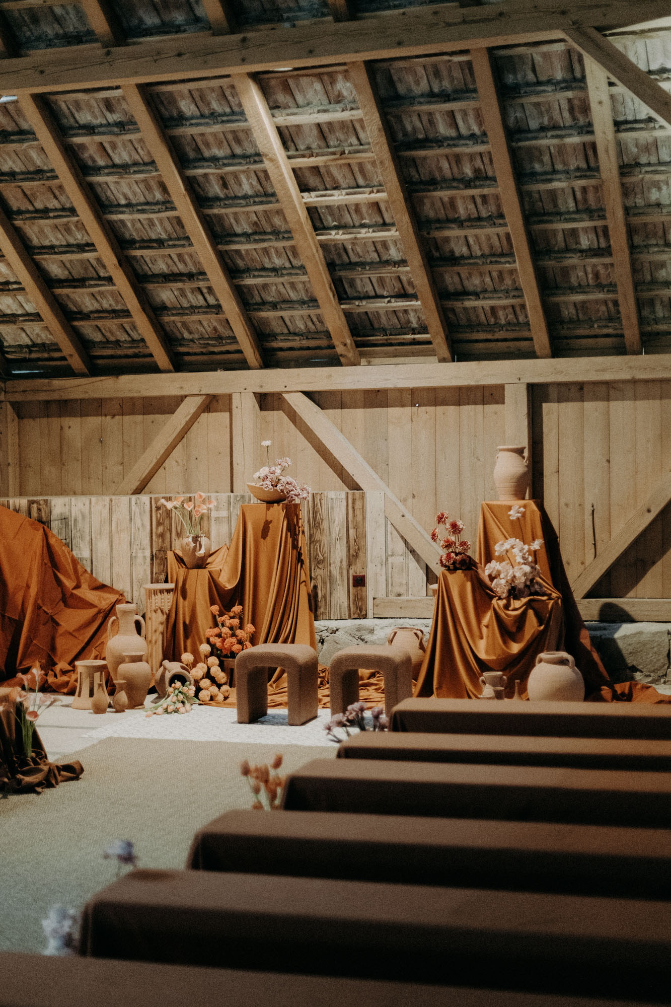 les mariés cachent en se tenant la main