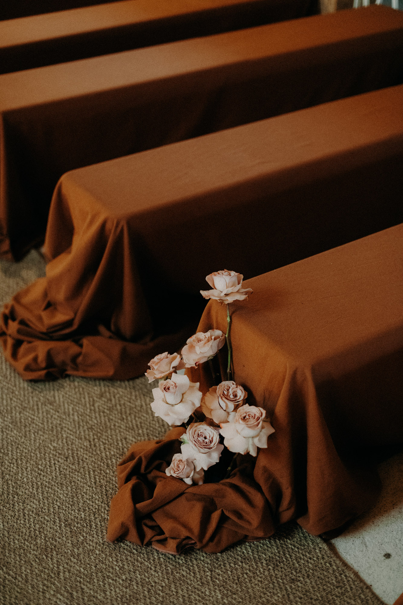 les mariés cachent en se tenant la main