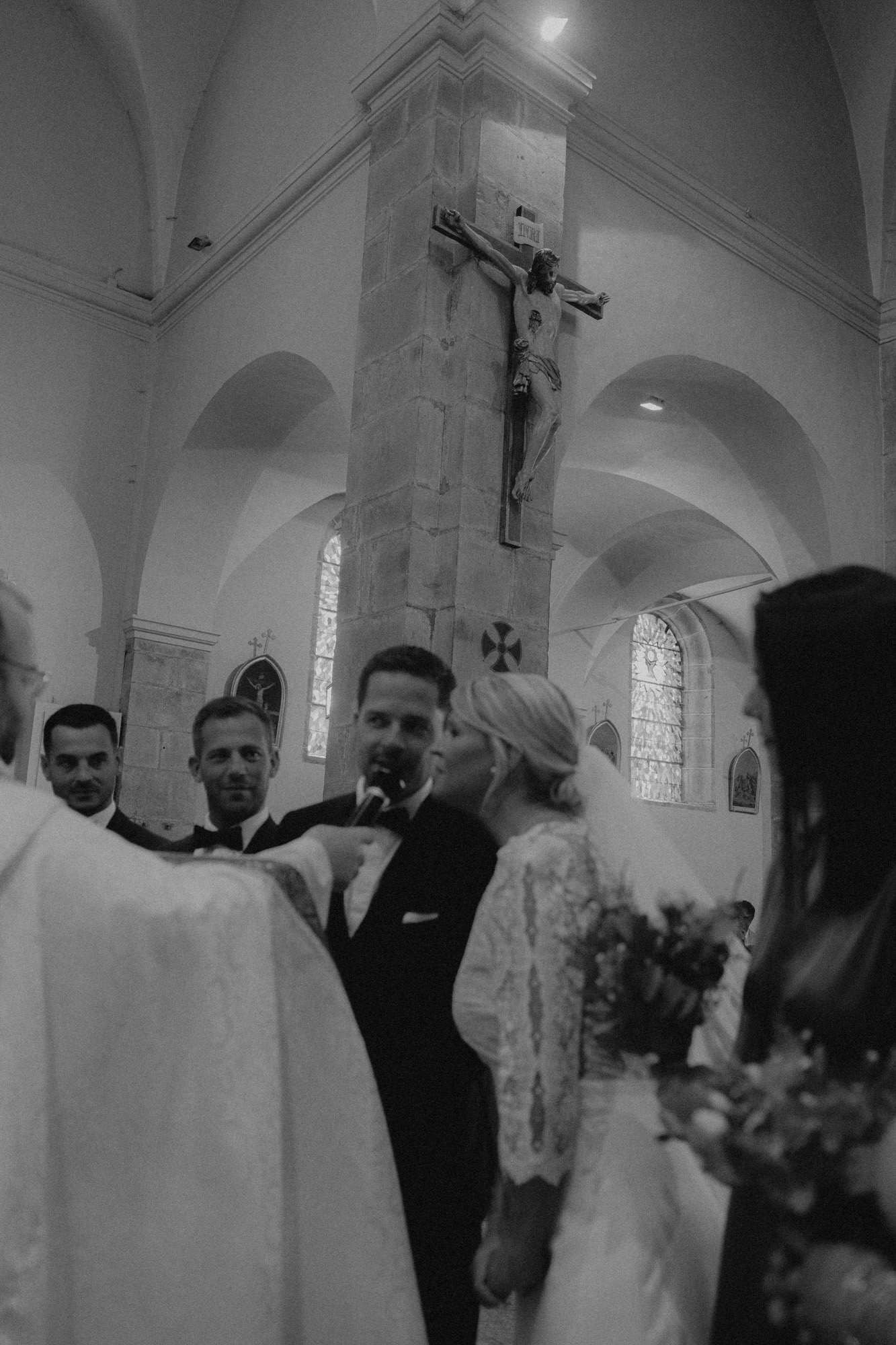 les mariés marchent dans un verger en fleurs domaine saint loup