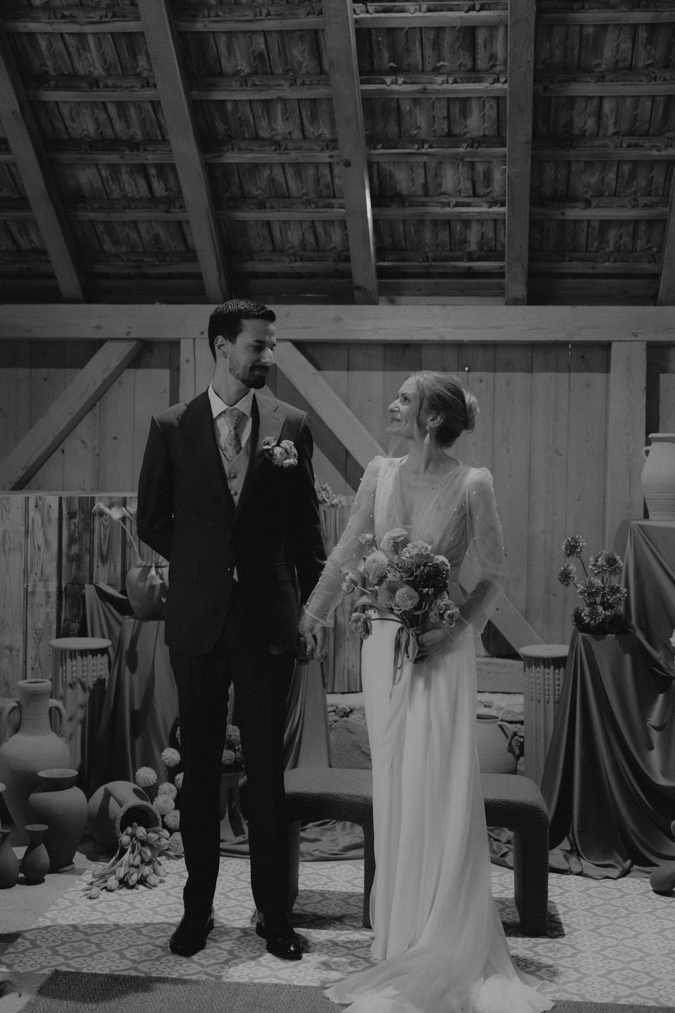 les mariés marchent dans la montagne au coucher du soleil 