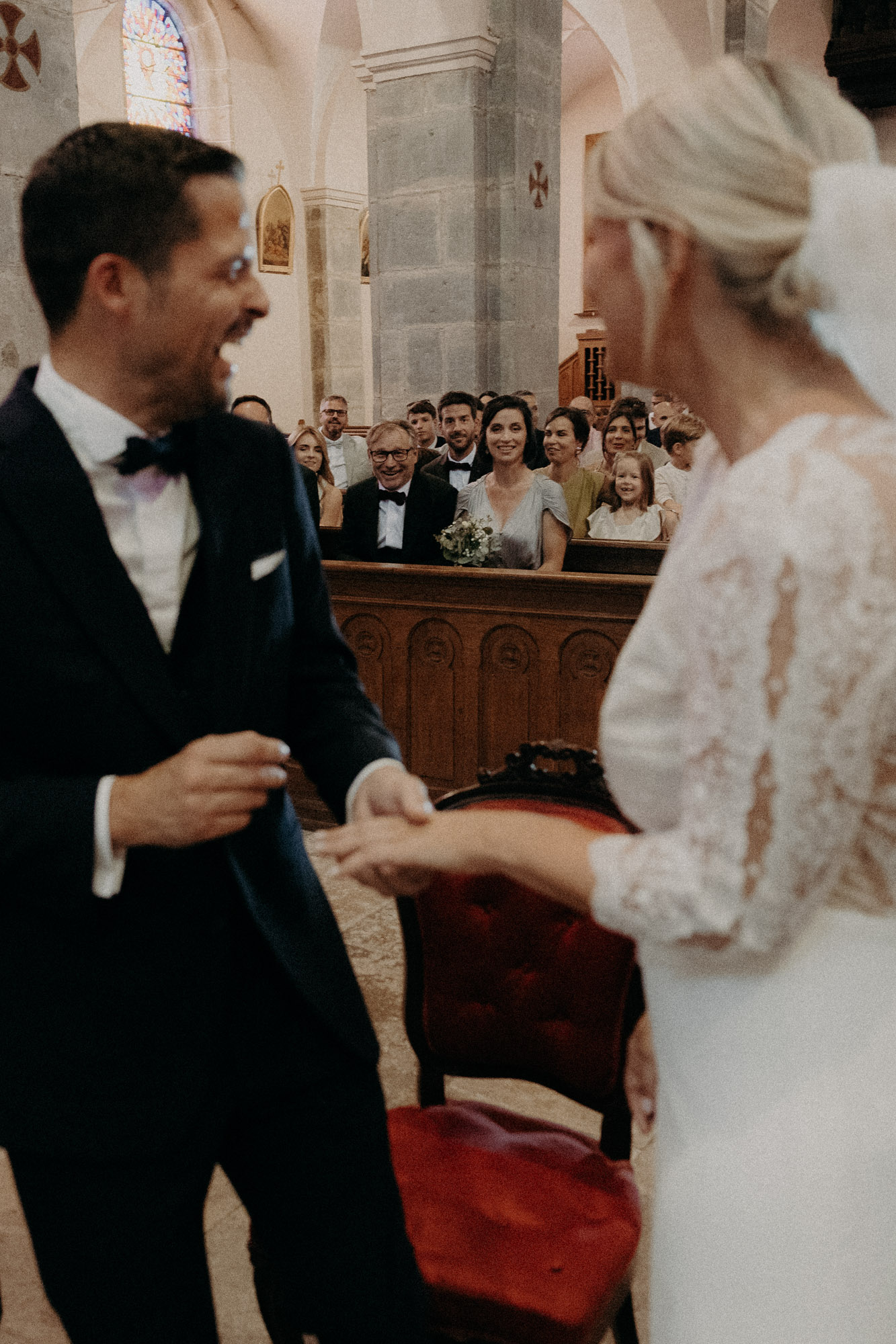 les mariés dans un verger en fleurs domaine saint loup