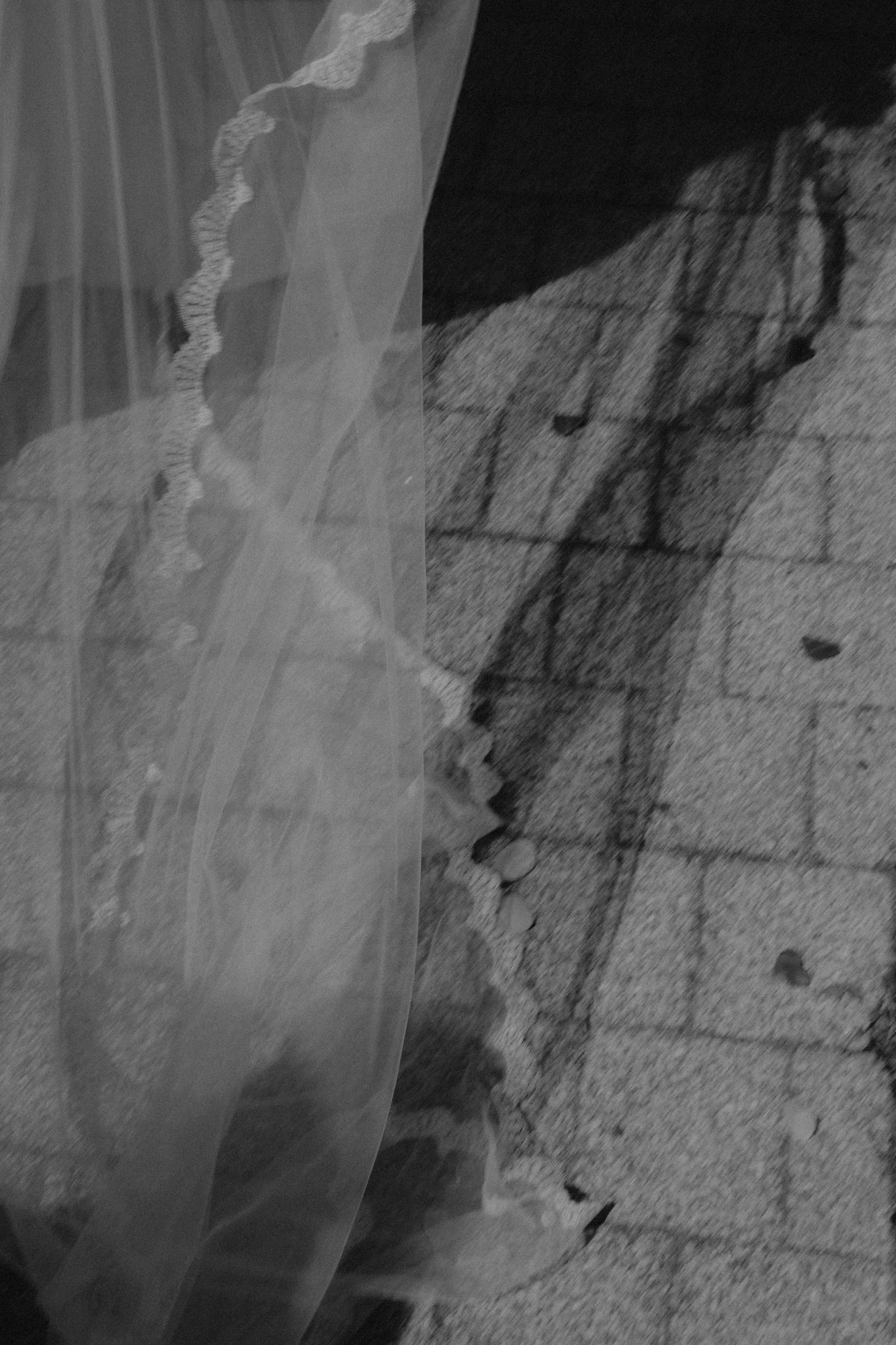 les mariés marchent dans un verger en fleurs domaine saint loup