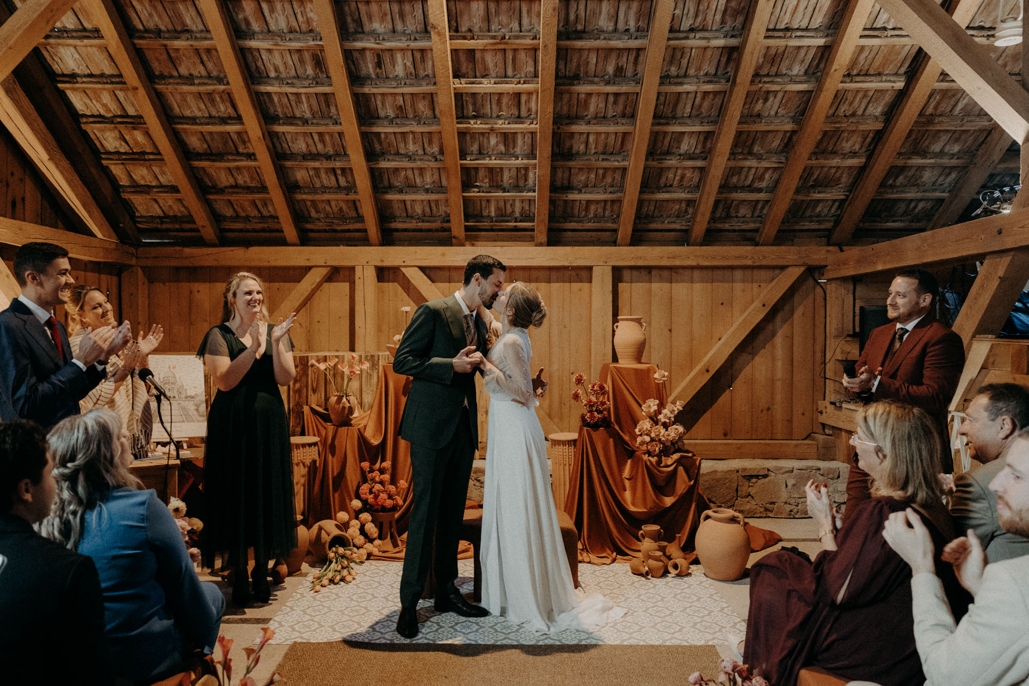 les mariés marchent dans la montagne au coucher du soleil 