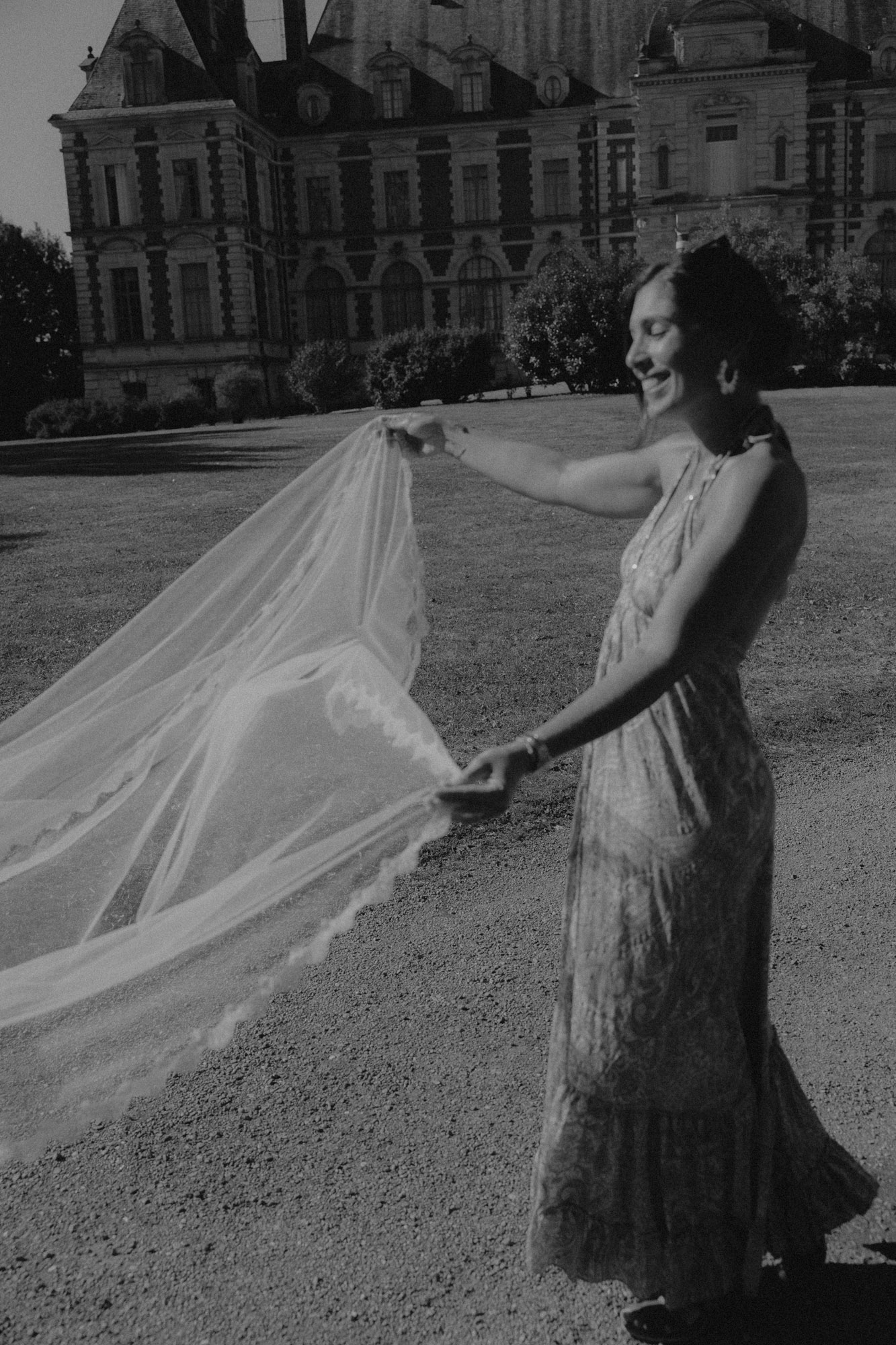 les mariés tête à tête dans un verger en fleurs domaine saint loup