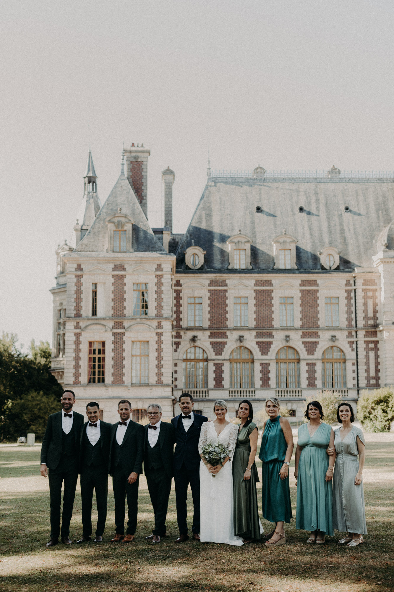 les mariés tête à tête dans un verger en fleurs domaine saint loup