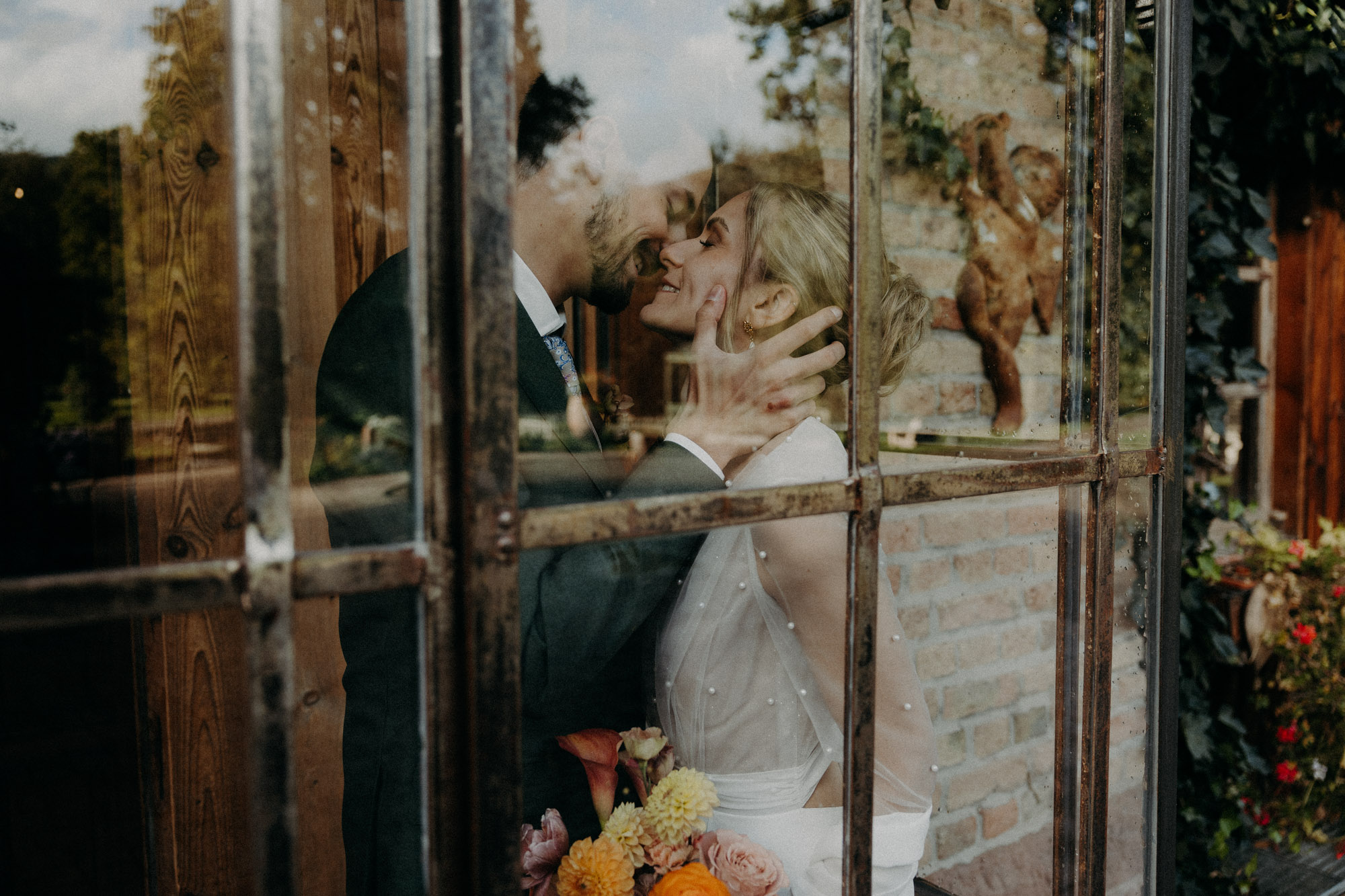 les mariés marchent dans la montagne au coucher du soleil 