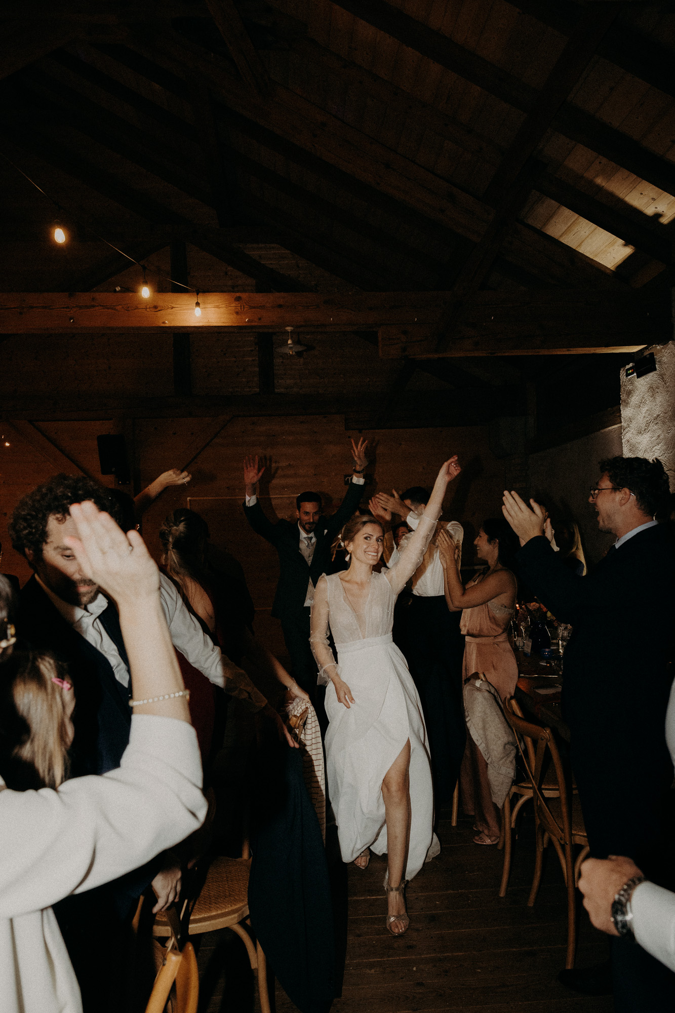 day after mariage dans les vignes les mariés courent main dans la main