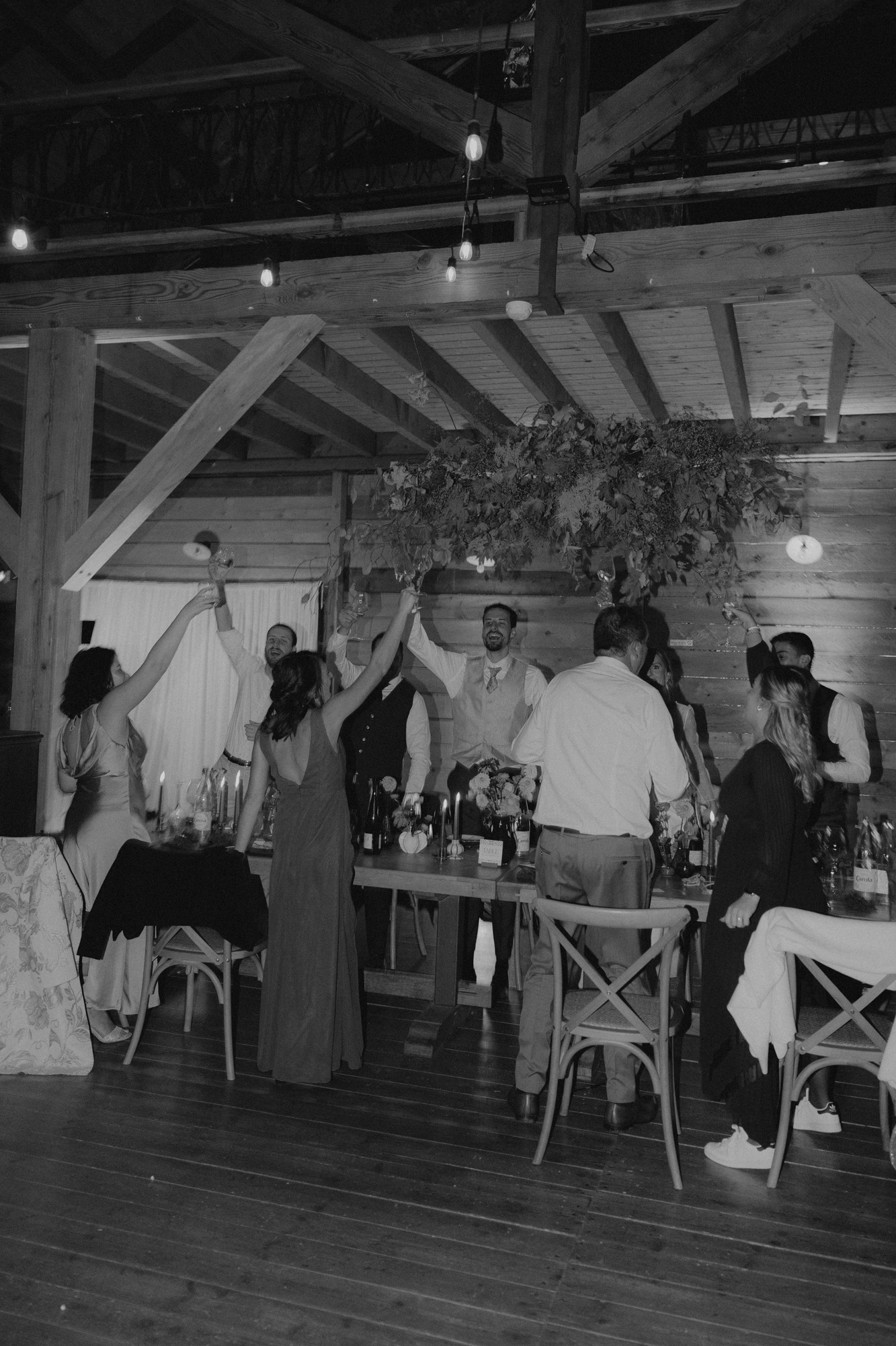 couple de mariés en montage au coucher du soleil