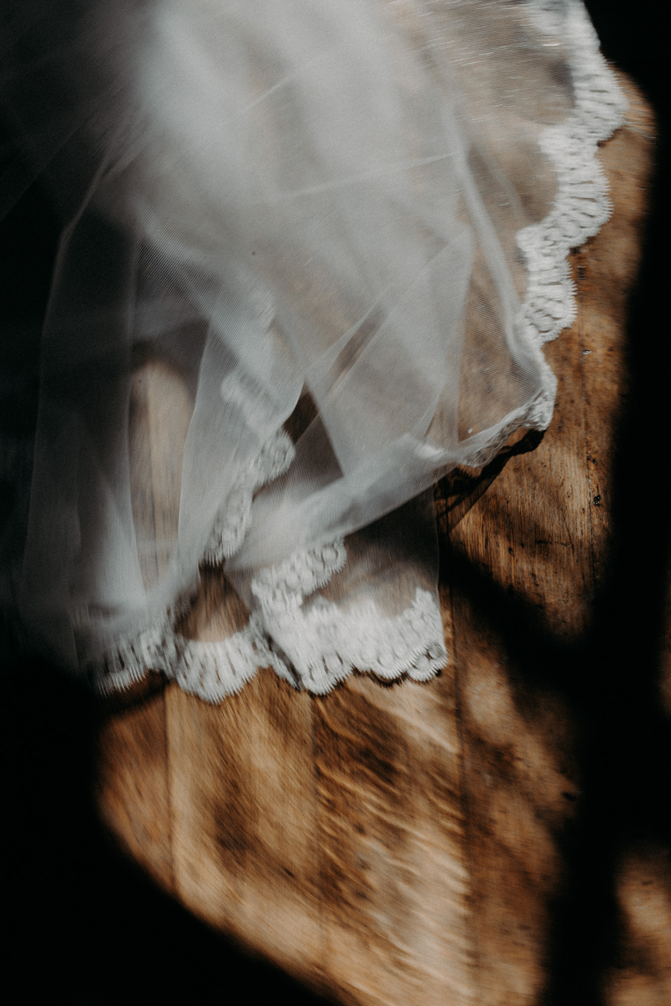 les mariés s'enlacent pendant la cérémonie laïque domaine saint loup