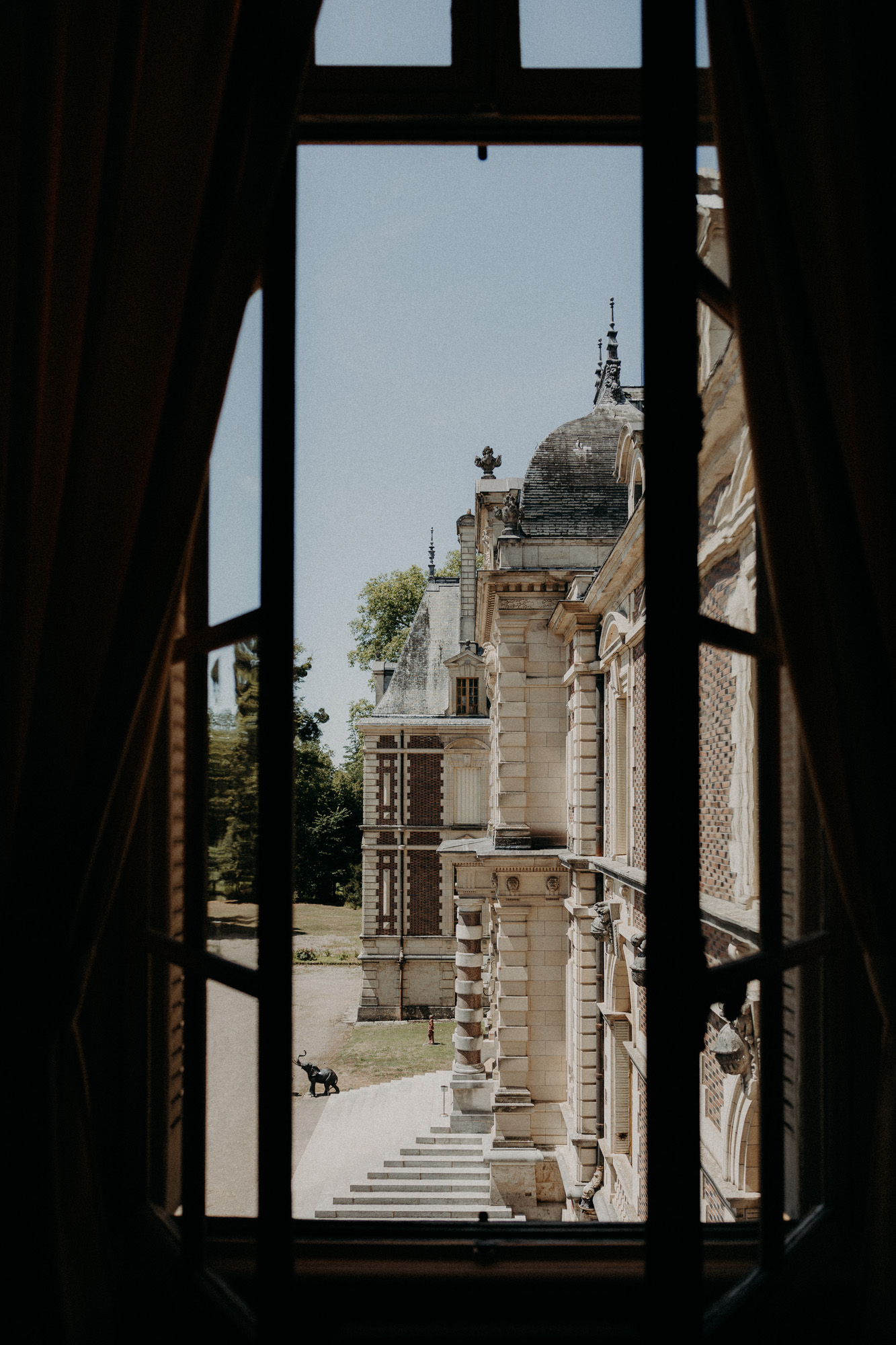 la robe de la mariée accrochée à un placard ancien