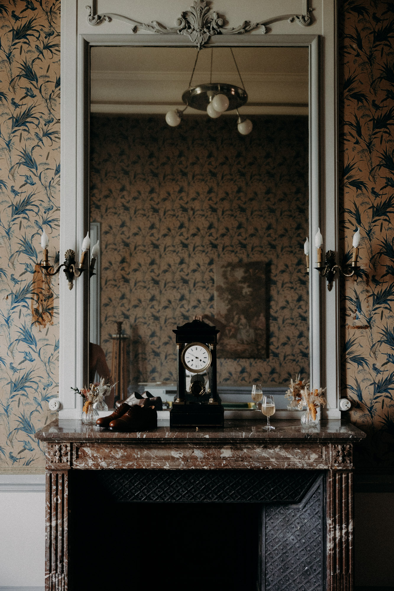 la robe de la mariée accrochée à un placard ancien