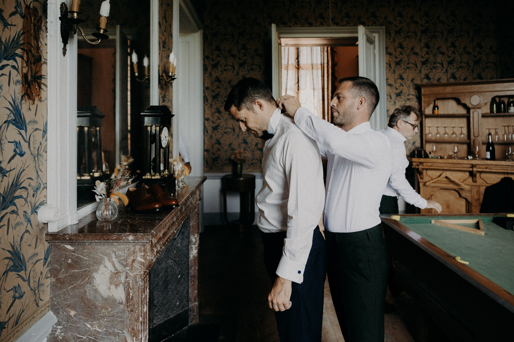 la mariée se prépare devant le miroir au domaine saint loup