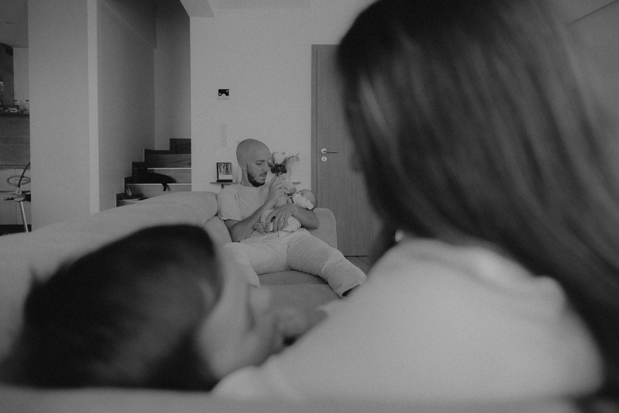 bébé allongé sur sa table à langer